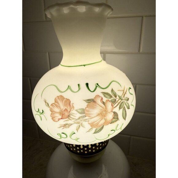 Vintage Milk glass electric hurricane lamp with brass base and floral motifs. - Picture 4 of 16
